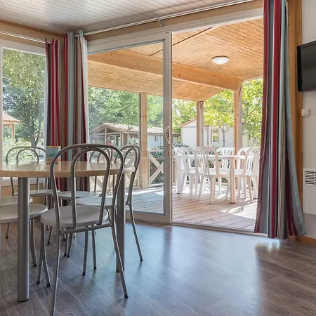 Campsite Le Mediterranee - Domaine Pietonnier